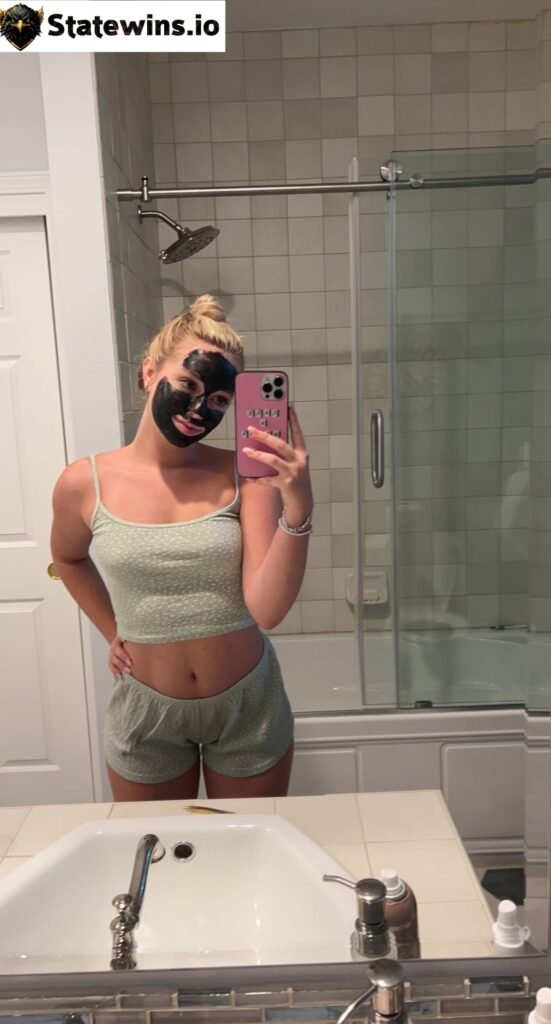 Teen girl leaked pics with his boyfriend.