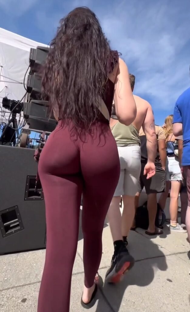 Long legs candid teen in red leggings video